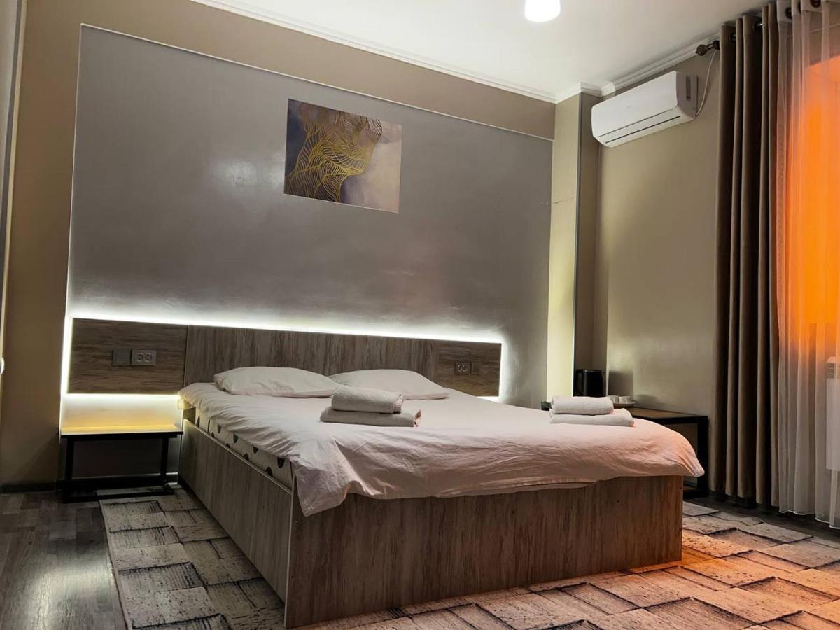 Ave Hotel Osh Exterior foto