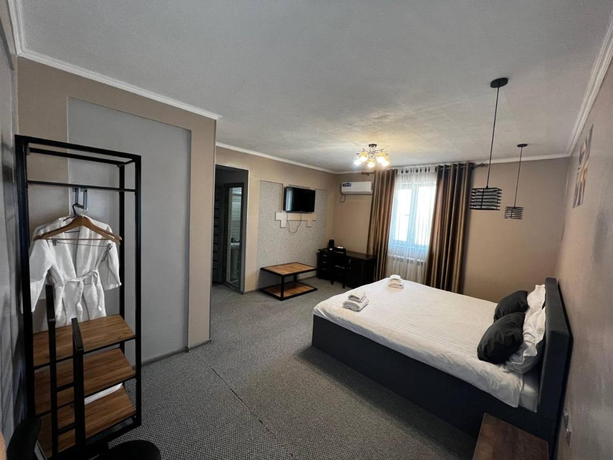 Ave Hotel Osh Exterior foto